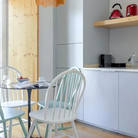 Apartment Plum Guide - The Historical Collage Lissabon