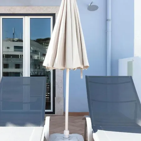 Plum Guide - The Historical Collage Apartment *